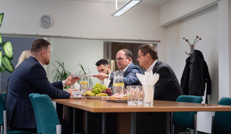 Ministr Výborný představil budoucí opatření v povodí Odry, pomoc přislíbil i vyplaveným zemědělcům a firmám