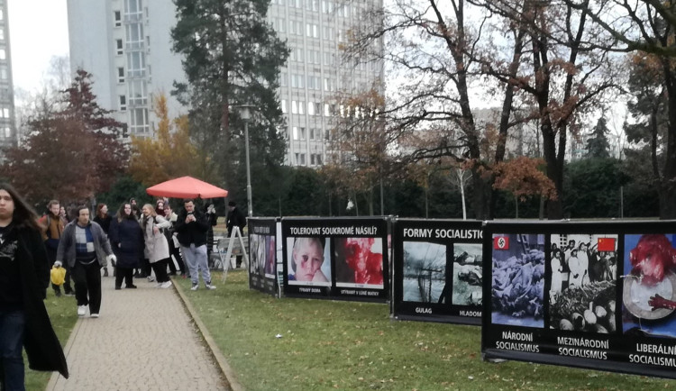 "Šokující a drastické." Kontroverzní akce pobouřila studenty i veřejnost