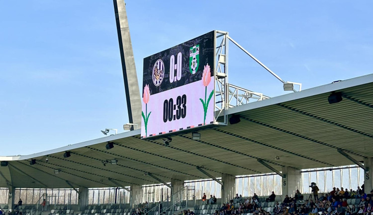 Fotbalisté Hradce nevyužili dlouhou přesilovku a v lize hráli s Karvinou 1:1