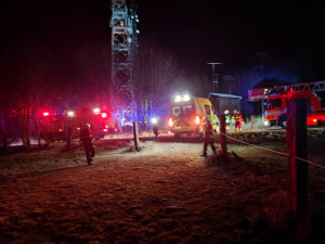 VIDEO: Muži vylezli na třicetimetrový vysílač na Opavsku. Jeden z nich z jeho vrcholu spadl, druhý se bál výšek