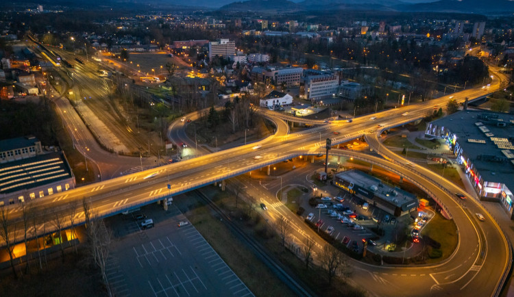 Frýdek-Místek vyměnil osvětlení na hlavních tazích. Město chce ušetřit, využilo proto úspornější LED lampy