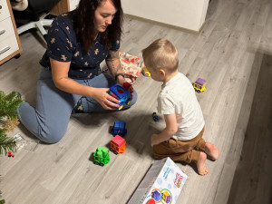 Pavlík spí v noci jen dvě hodiny, zbytek propláče a potřebuje nepřetržitou péči. Vyčerpaní rodiče však neztrácejí odhodlání