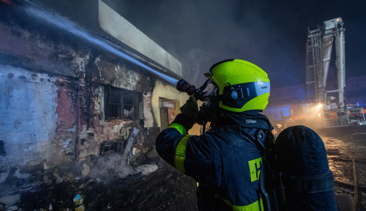 VIDEO: Noční požár haly v Přívoze způsobil škodu za deset milionů korun, příčinu hasiči zatím neznají