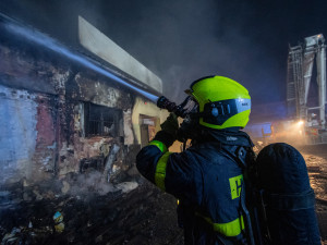 VIDEO: Noční požár haly v Přívoze způsobil škodu za deset milionů korun, příčinu hasiči zatím neznají