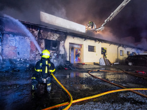 Noční požár haly v Ostravě-Přívoze způsobil škodu za deset milionů korun, příčinu hasiči neznají