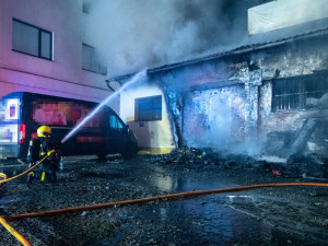 Noční požár haly v Ostravě-Přívoze způsobil škodu za deset milionů korun, příčinu hasiči neznají