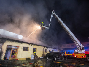 Noční požár haly v Ostravě-Přívoze způsobil škodu za deset milionů korun, příčinu hasiči neznají