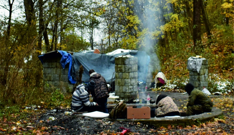Frýdek-Místek zakazuje žebrání a bivakování. Navzdory kritice zastupitelé kontroverzní vyhlášku schválili