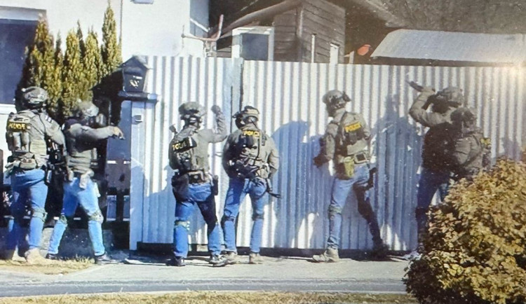 Brali šperky, parfémy i inteligentní hrnec. Kriminalisté dopadli dvojici, která kradla v domech na Moravě