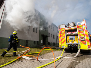 Tragédie v Petřvaldu. Při požáru bytu v domě s pečovatelskou službou zemřel starší muž