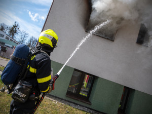 Tragédie v Petřvaldu. Při požáru bytu v domě s pečovatelskou službou zemřel starší muž