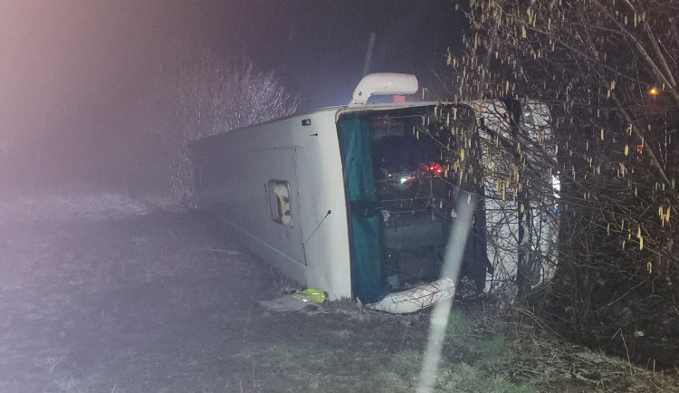 V Žermanicích havaroval autobus. Záchranáři ošetřili devět zraněných, z toho sedm dívek školního věku