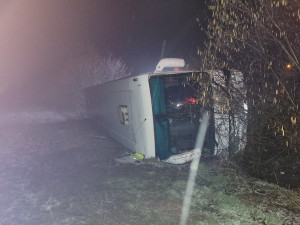 V Žermanicích havaroval autobus. Záchranáři ošetřili devět zraněných, z toho sedm dívek školního věku