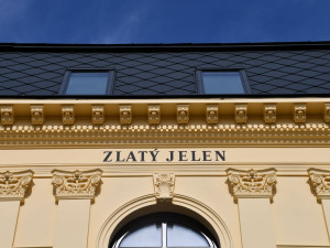 Chátrající Zlatý jelen ve Staré Bělé se proměnil ve společenské centrum. Rekonstrukce přišla na 61 milionů