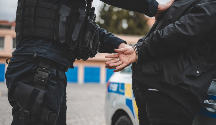 Kriminalisté bleskově dopadli muže, který z kradeného telefonu vyhrožoval uložením bomby v budově soudu