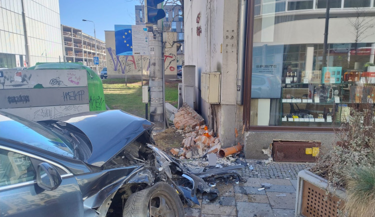 Mladý řidič nezvládl řízení v centru Ostravy. V péči záchranářů jeho vinou skončil kojenec