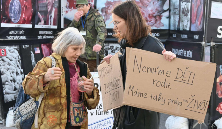 Kontroverzní podpisovka znechutila studenty i rodiče. Odpůrci potratů na ostravské protestující zavolali policii