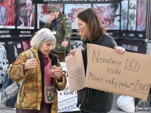 Kontroverzní podpisovka znechutila studenty i rodiče. Odpůrci potratů na ostravské protestující zavolali policii