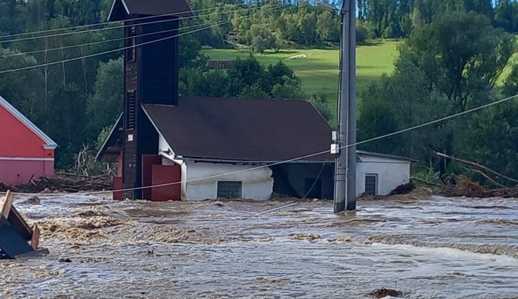 Hasiči v Široké Nivě jsou bez zázemí, voda jim smetla zbrojnici i vzpomínky.