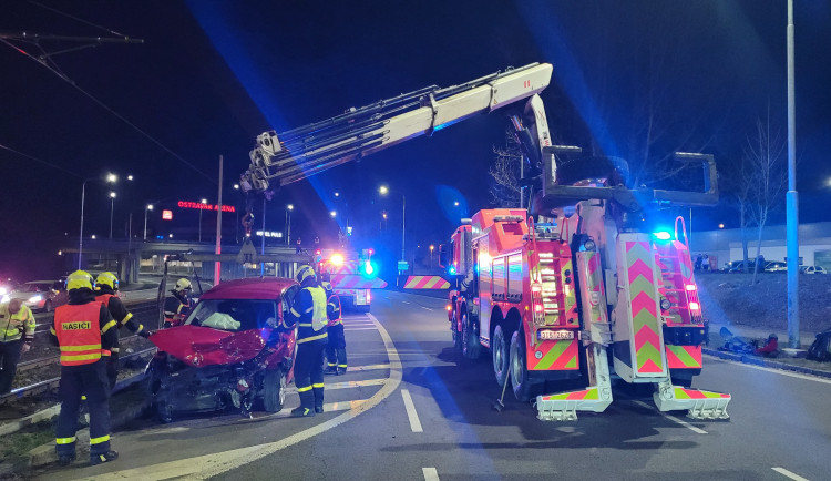 FOTO: Při nehodě v Ostravě se zranilo šest lidí, řidič taxi jel asi na červenou