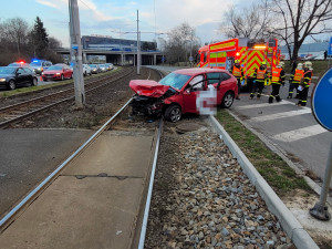 Při nehodě v Ostravě se zranilo šest lidí, řidič taxi jel asi na červenou.