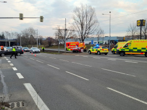 Při nehodě v Ostravě se zranilo šest lidí, řidič taxi jel asi na červenou.