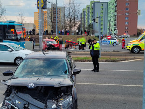 Při nehodě v Ostravě se zranilo šest lidí, řidič taxi jel asi na červenou.