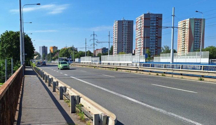 Začíná oprava mostu na Plzeňské ulici v Ostravě. Až do června se bude jezdit jedním pruhem do každého směru