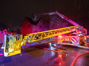 Bouřka s katastrofickými následky. Blesk v neděli večer zapálil dům v Ostravě a napáchal škodu za půl milionu