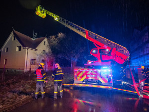 Bouřka s katastrofickými následky. Blesk v neděli večer zapálil dům v Ostravě a napáchal škodu za půl milionu