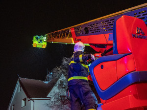 Bouřka s katastrofickými následky. Blesk v neděli večer zapálil dům v Ostravě a napáchal škodu za půl milionu