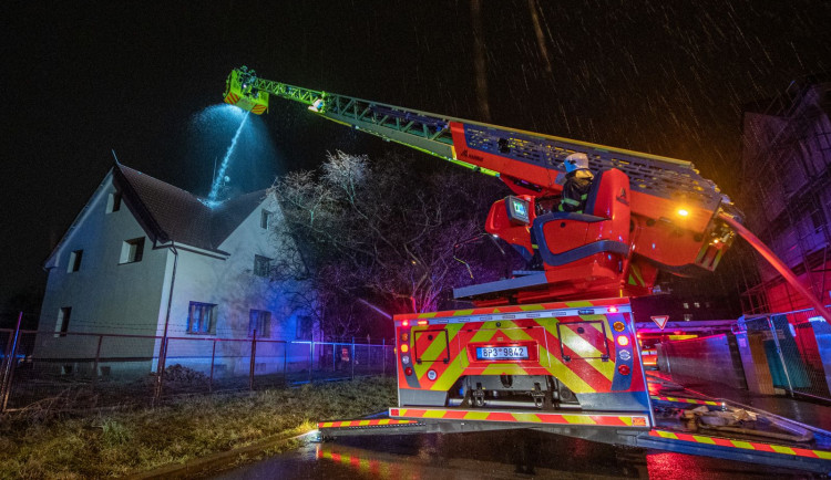 Bouřka s katastrofickými následky. Blesk v neděli večer zapálil dům v Ostravě a napáchal škodu za půl milionu