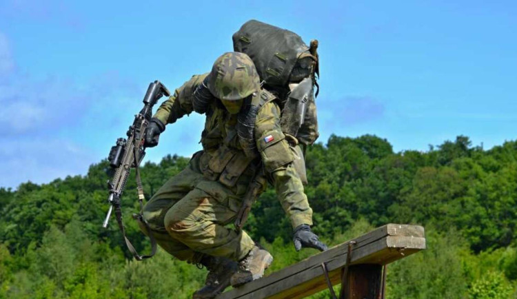 Ministerstvo obrany zlepšuje ekonomické podmínky vojáků a motivuje nové posily