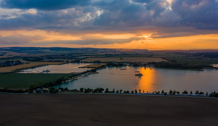 Léto bez koupání na Nákle? Přístup k oblíbenému koupališti u Olomouce přetne oprava jediné silnice