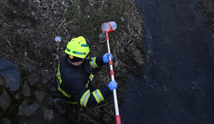 Znečištění benzenem se šíří k Bečvě. Rozbory odhalily benzen ve studni u chat nedaleko havárie