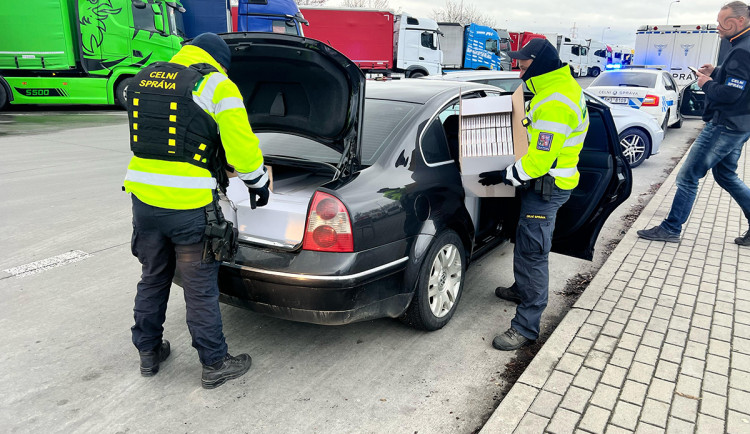 VIDEO: Cizinec pašoval 120 tisíc nezdaněných cigaret, u Olomouce ho chytili celníci