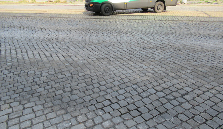 Zákeřný propad silnice v centru Olomouce. Zvlněný úsek se dočká opravy za měsíc