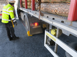 Jedenáct tun navíc. Policisté na D1 zastavili přetížený kamion se dřevem, řidič ani neměl všechny doklady