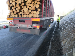 Jedenáct tun navíc. Policisté na D1 zastavili přetížený kamion se dřevem, řidič ani neměl všechny doklady