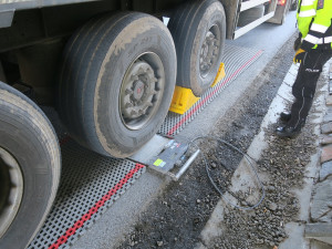 Jedenáct tun navíc. Policisté na D1 zastavili přetížený kamion se dřevem, řidič ani neměl všechny doklady