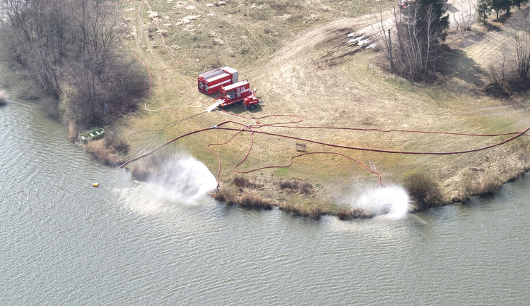 Šéf krajské komise životního prostředí se brání jednání o benzenu. V Hustopečích jsou první otrávené ryby