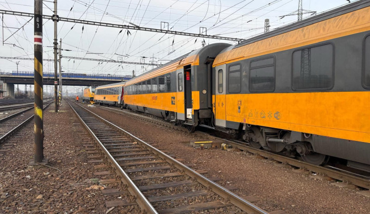 Na hlavním nádraží v Ostravě dnes ráno vykolejily dva vozy expresního vlaku. Nikdo se nezranil