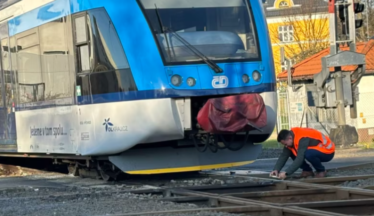 Při havárii vlaku u Šantovky uniklo 400 litrů nafty. Mlýnský potok a Morava jsou zatím v pořádku