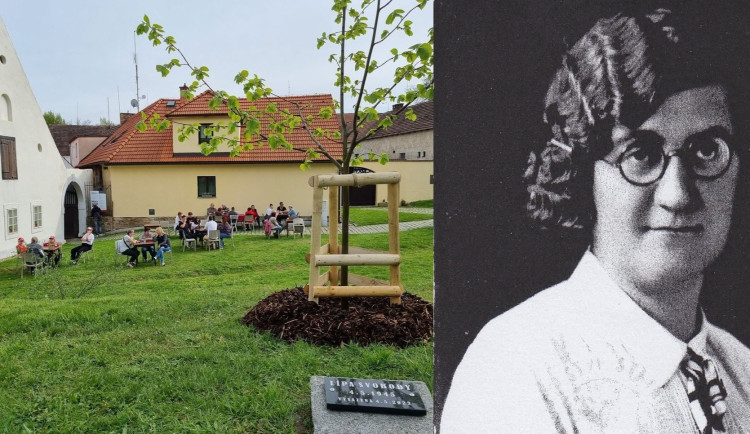 U lípy svobody před slavným statkem U Matoušů si lidé připomenou hrdinský čin jeho obyvatelky Barbory Raisové