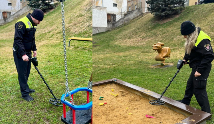 Strážníci s detektory kovů prohledávali dětská hřiště a pískoviště. Hledali použité jehly po narkomanech