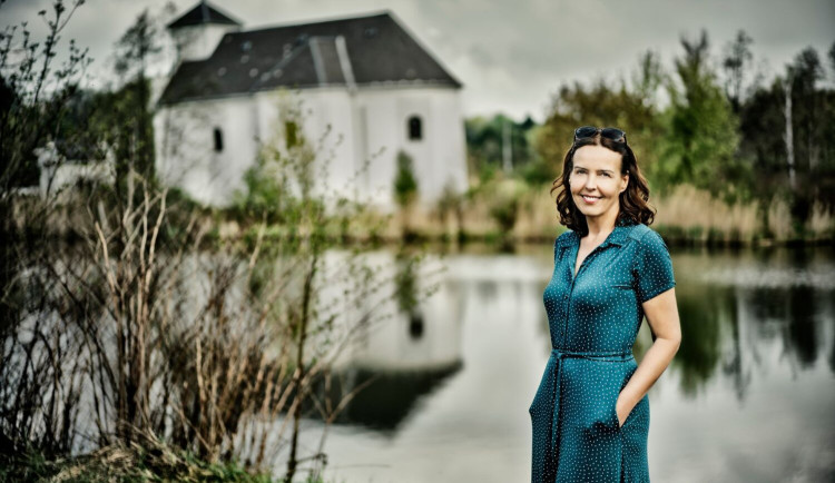 Karin Lednická získá zvláštní Cenu Jantar za trilogii Šikmý kostel. Série mapuje osudy Karvinska po dobu 70 let