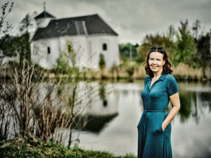 Karin Lednická získá zvláštní Cenu Jantar za trilogii Šikmý kostel. Série mapuje osudy Karvinska po dobu 70 let