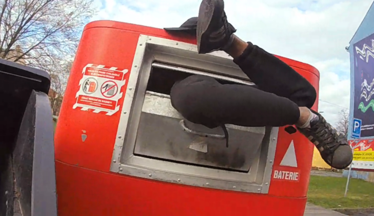 Pro nabíječku riskoval život i zdraví. Muž z Ostravy uvízl v kontejneru na elektroodpad