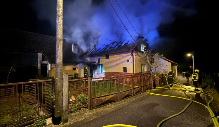 Při nočním požáru domu v Hlučíně zemřel člověk, při zásahu se také zranil hasič. Škoda je tři miliony