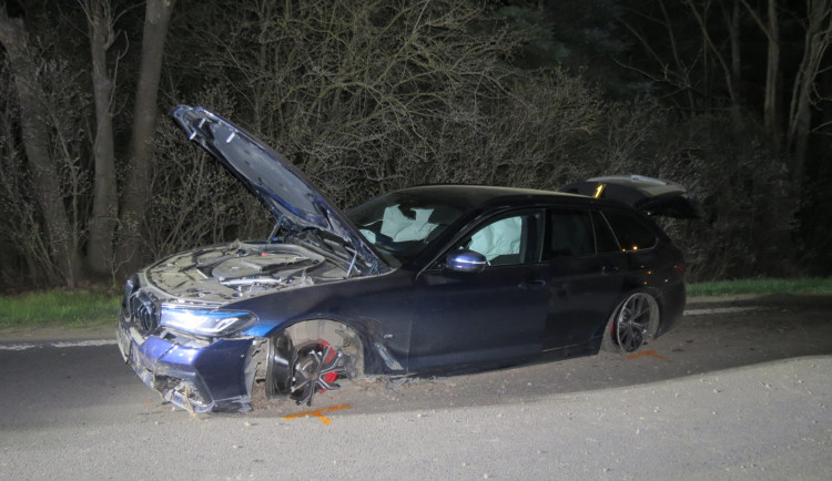 Opilý řidič BMW zdemoloval auto a proletěl cedulí na konci obce. Pak utekl domů, kde ho vypátral služební pes